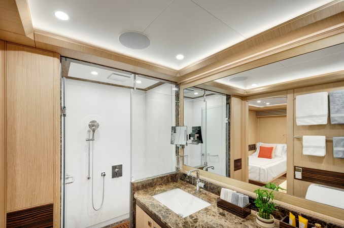 THAT'S AMORE .Twin Cabin Bahtroom