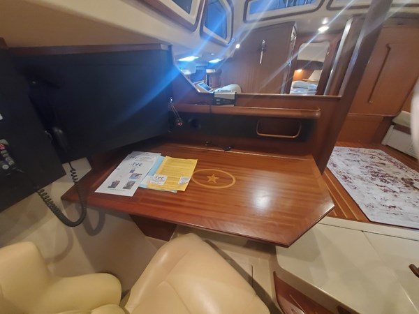 LadyM Nav desk