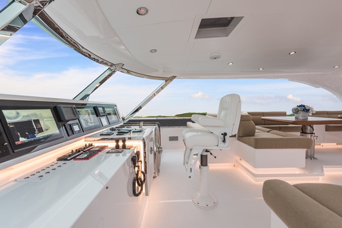 Horizon E100 sistership open flybridge helm.