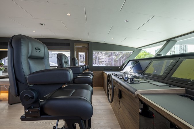 Full helm station in skylounge.