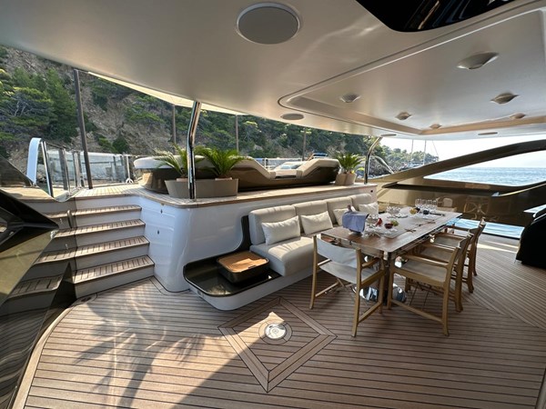 COCKPIT - AZIMUT TRIDECK 38 METER
