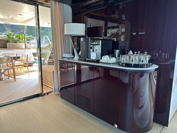 SALOON BAR - AZIMUT TRIDECK 38 METER