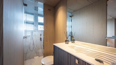 ST-BARTH II Guest Cabin Bathroom