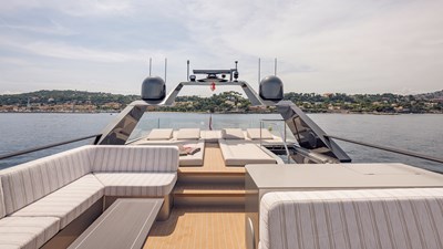 ST-BARTH II Fly Bridge