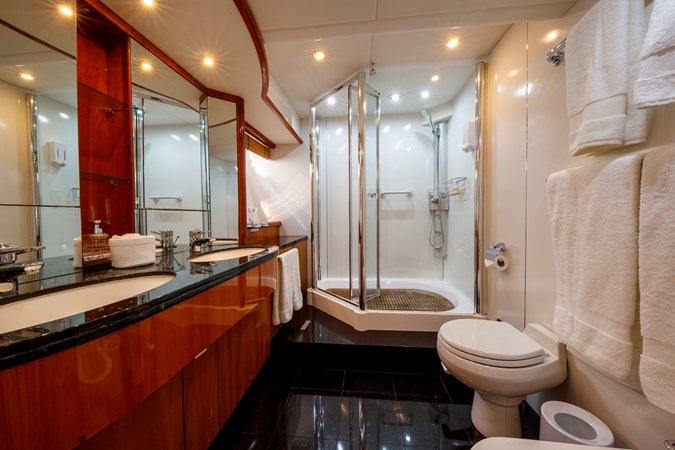 M/Y LADY YOUSRA SUNSEEKER 82 Master Cabin Ensuite