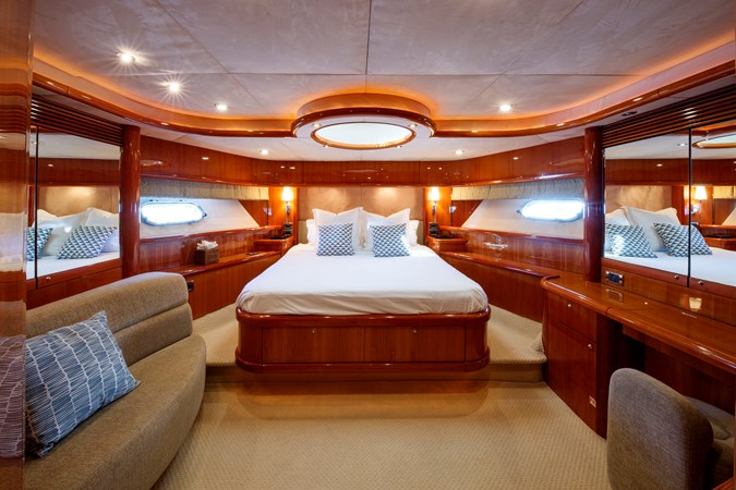 M/Y LADY YOUSRA SUNSEEKER 82 VIP Cabin