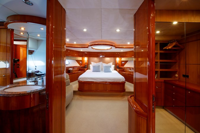 M/Y LADY YOUSRA SUNSEEKER 82 VIP Cabin