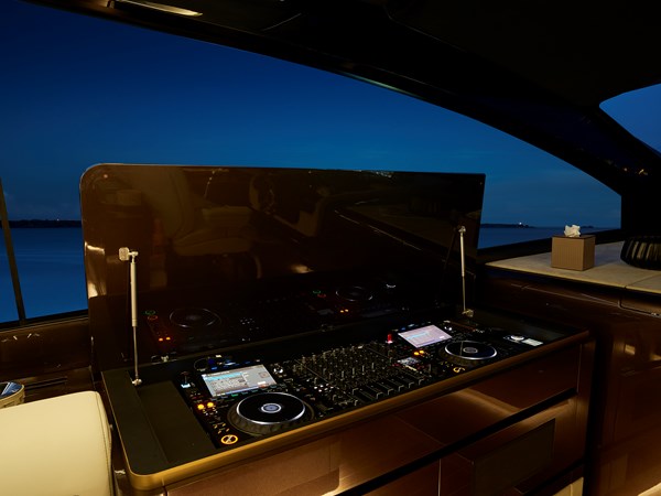 MAORI 80 YACHT FOR SALE IN DUBAI | PRICE ON APPLICATION | DECK SPACE (10)