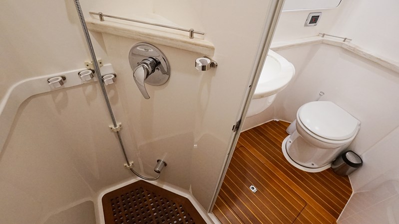 Enclosed Shower - AUDACIOUS 47’ (14.33m) Intrepid, 475 Panacea, 2016