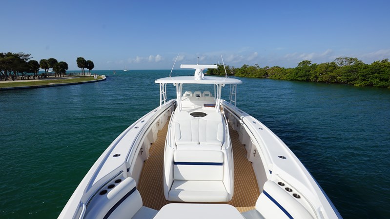 17 Fwd Sunbed and Fwd facing Seating