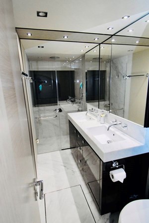 76-ft-2018-Sunseeker-Yacht-11