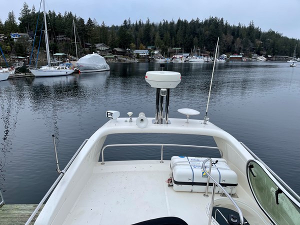 Flybridge looking aft, liferaft