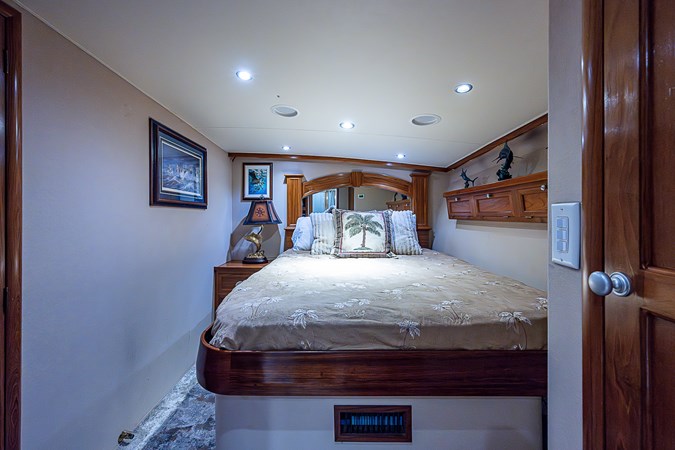 58_hunley_sullivan_will_rise_master_stateroom_4