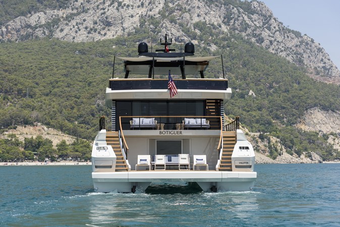 2026 Lazzara LPC300-STERN 1