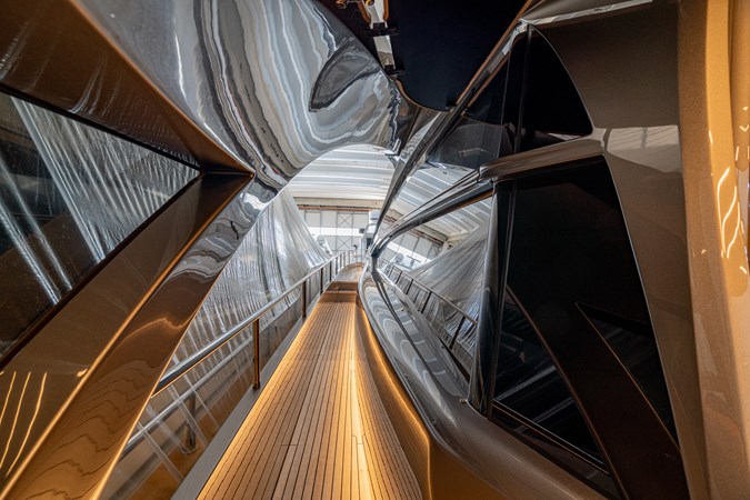 01) Pershing 8X_16_SILVER BULLET_Exterior_12