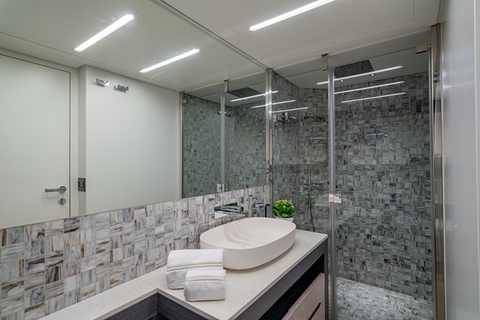 02) Pershing 8X_16_SILVER BULLET_Interior_2