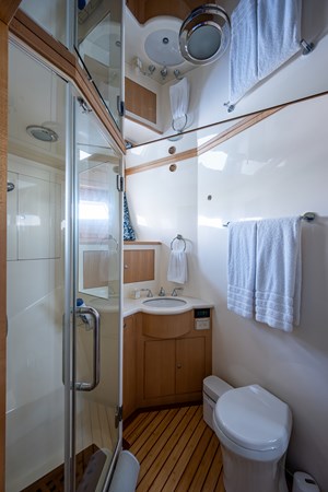 97_marlow_pivot_port_guest_stateroom_head_1