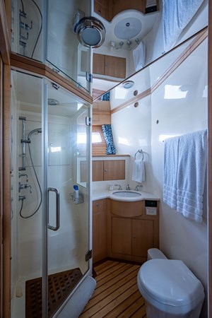 97_marlow_pivot_starboard_guest_stateroom_head_1
