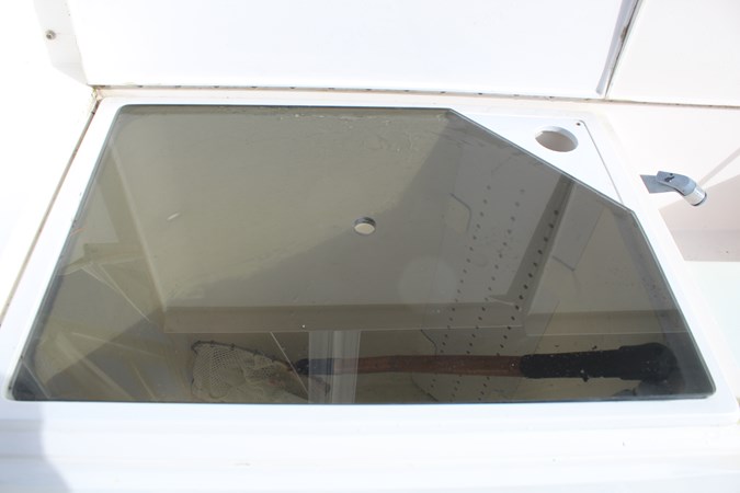 Bait tank splash guard