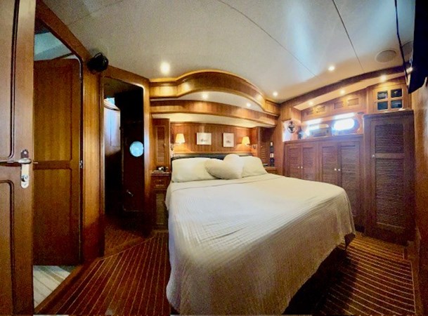 2005 Selene 53 (ASANTE) Owner Stateroom