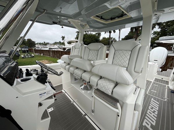 11_2021 37ft Pursuit S378