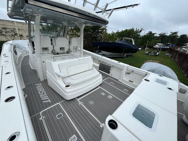 18_2021 37ft Pursuit S378