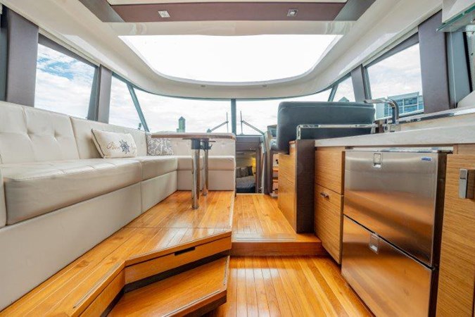 Salon - Dinette Lounge - Galley - Helm