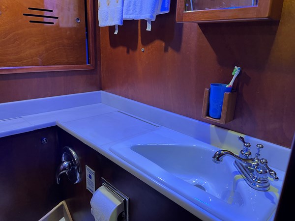 50' Hinckley Sou'wester 1977 (BACCARA) Head