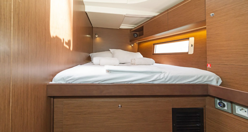 Oceanis 51.1 cabin