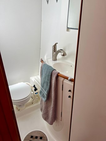 2002-lagoon-410-sail-9370278-962459804-0-290420241057-52