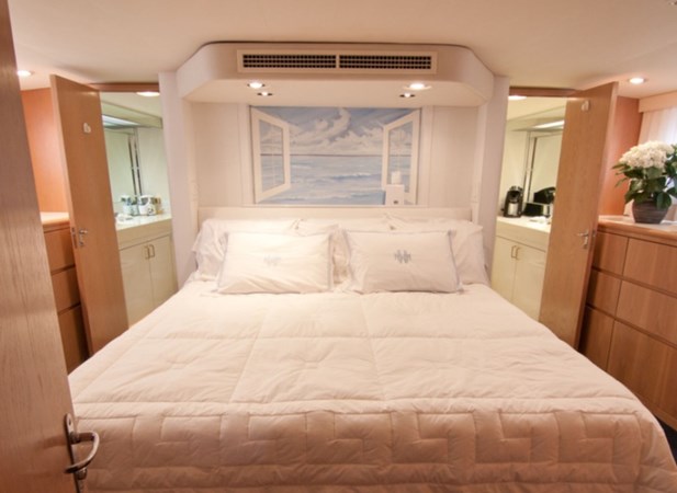 45_1994 70ft Hatteras 70 Cockpit M_Y LUMBER AWAY IV