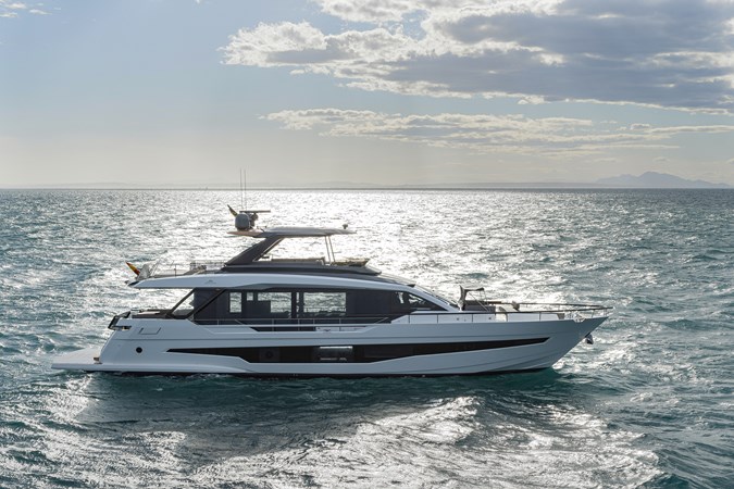 10_82ft Astondoa AS8 Flybridge SO SO NICE