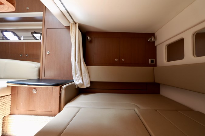330-SUNDANCER-SEA-RAY-2014-YACHTSBLUE-AFT-CABIN-STORAGE