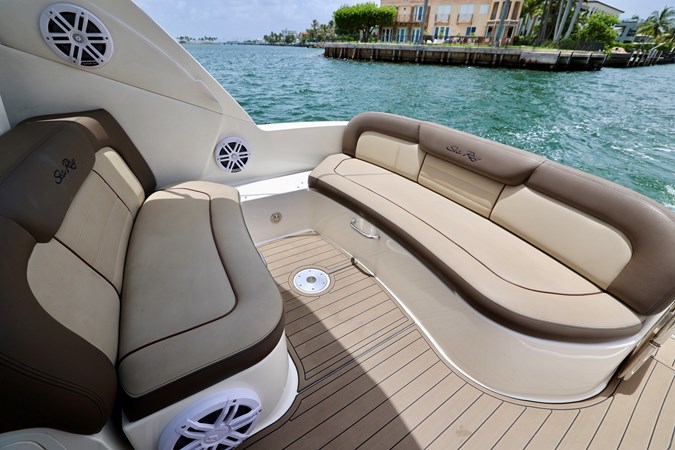 330-SUNDANCER-SEA-RAY-2014-YACHTSBLUE-COCKPIT-SEATING