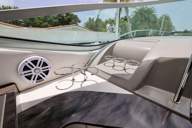 330-SUNDANCER-SEA-RAY-2014-YACHTSBLUE-DRINK-HOLDERS