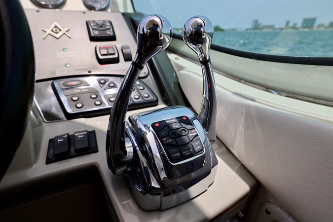 330-SUNDANCER-SEA-RAY-2014-YACHTSBLUE-ENGINE-CONTROLS