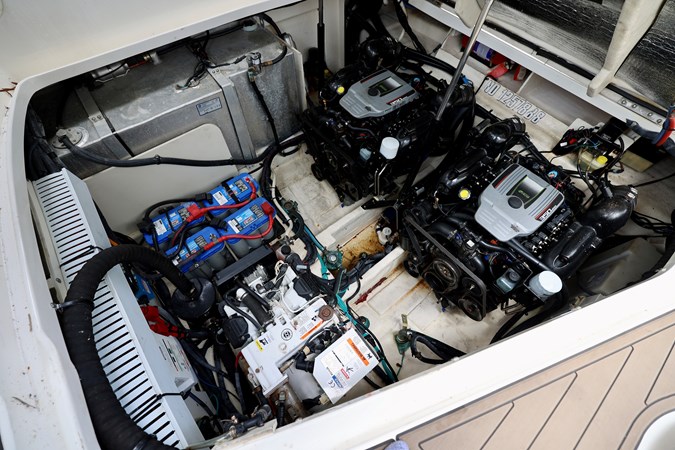 330-SUNDANCER-SEA-RAY-2014-YACHTSBLUE-ENGINE-ROOM