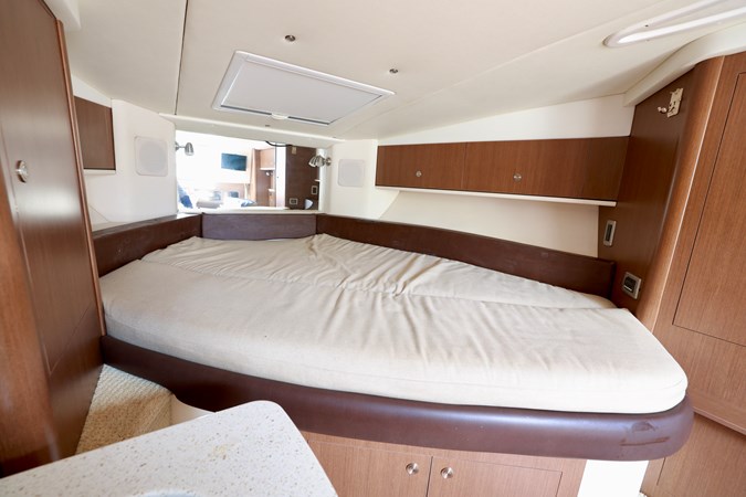 330-SUNDANCER-SEA-RAY-2014-YACHTSBLUE-FORWARD-CABIN