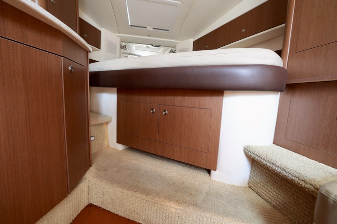 330-SUNDANCER-SEA-RAY-2014-YACHTSBLUE-FORWARD-STORAGE