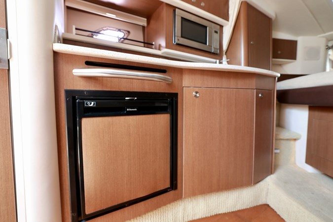 330-SUNDANCER-SEA-RAY-2014-YACHTSBLUE-FRIDGE