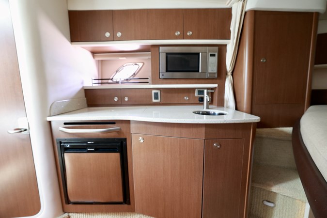 330-SUNDANCER-SEA-RAY-2014-YACHTSBLUE-GALLEY-2