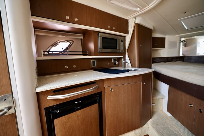 330-SUNDANCER-SEA-RAY-2014-YACHTSBLUE-GALLEY