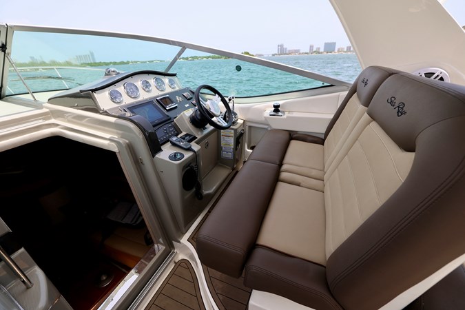 330-SUNDANCER-SEA-RAY-2014-YACHTSBLUE-HELM-AREA