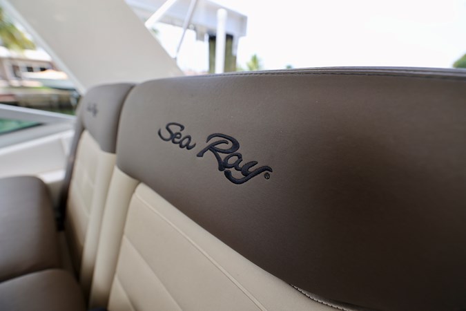 330-SUNDANCER-SEA-RAY-2014-YACHTSBLUE-HELM-SEAT-DETAIL