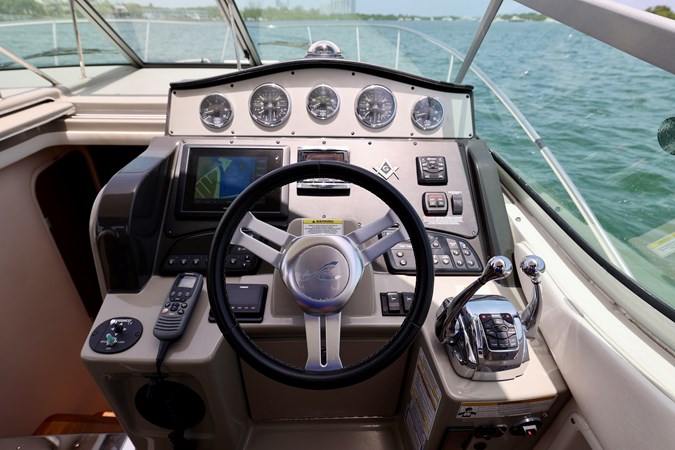 330-SUNDANCER-SEA-RAY-2014-YACHTSBLUE-HELM