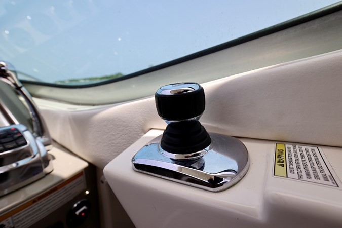 330-SUNDANCER-SEA-RAY-2014-YACHTSBLUE-JOYSTICK