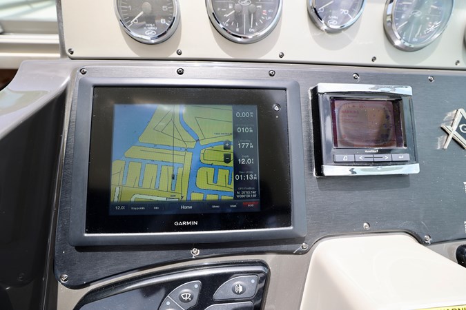 330-SUNDANCER-SEA-RAY-2014-YACHTSBLUE-NAVIGATION