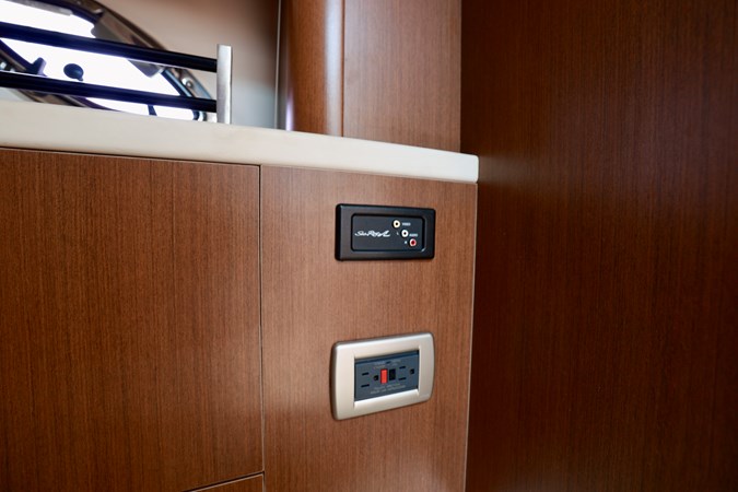 330-SUNDANCER-SEA-RAY-2014-YACHTSBLUE-SALON-TV-AUX-CONNECTION