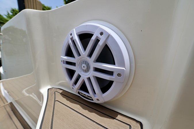 330-SUNDANCER-SEA-RAY-2014-YACHTSBLUE-SPEAKERS
