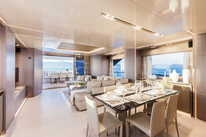 DREAMLINE 28 MAIN SALON DINNING